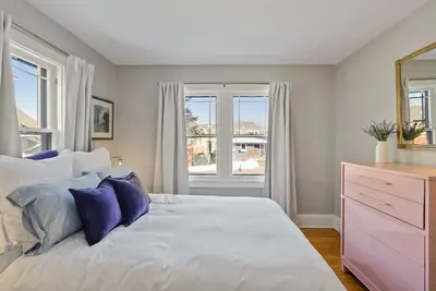 Image de Rarely Available - Downtown Wayzata Home