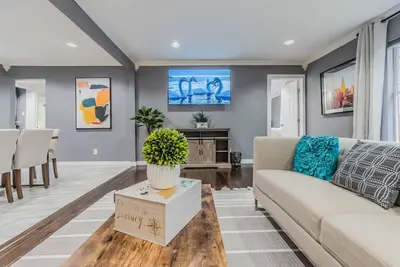 Image de Charming  4br/2b Home - 5 min from airport, world-class dining & Entertainment V