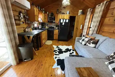 Image de Gunsmoke The not so \"tiny\"  cabin with fenced back yard!