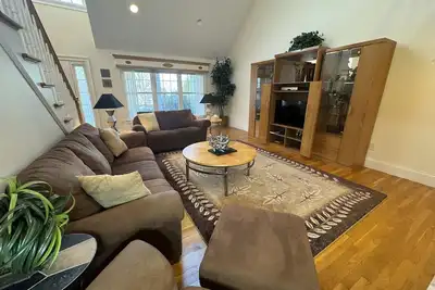 Image de Nicely decorated and spacious home within a quiet neighborhood that overlook Long Pond, central A/C.