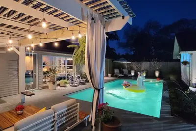 Image de New Year Eve with pool/jacuzzi/outdoor cinema/backyard paradise!