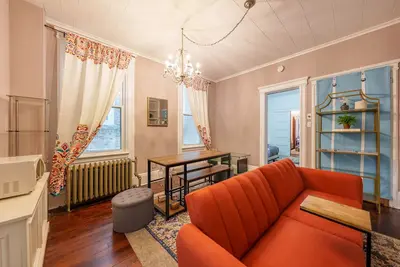 Image de Quaint & charming century-old brownstone near Nyc