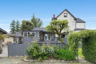 Image de Family compound in North Tacoma! Large house, guest house, game room, koi pond!