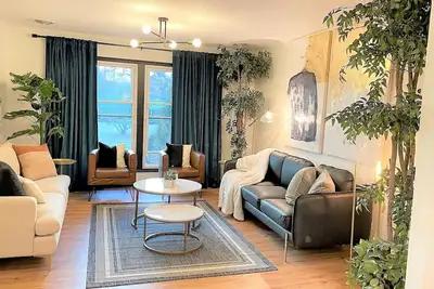 Image de Midcentury Poolside Retreat Near Greensboro/High Point/Winston Salem