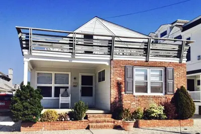 Image de Only 1 block to the 44th Street beach path! Property is located in a quiet neighborhood, perfect.