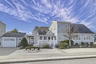 Image de Beachblock with 5 bedrooms and 4 baths!