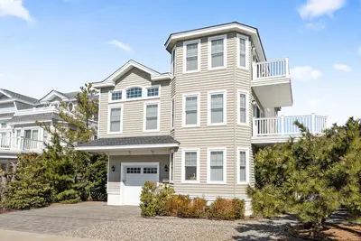 Image de Your retreat one short block to the beach!