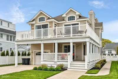 Image de Escape to this stunning contemporary vacation home just steps away from the beach. With 6 bedrooms.