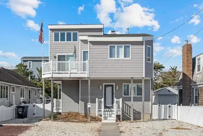 Image de Just four blocks to Avalons restaurants and shops