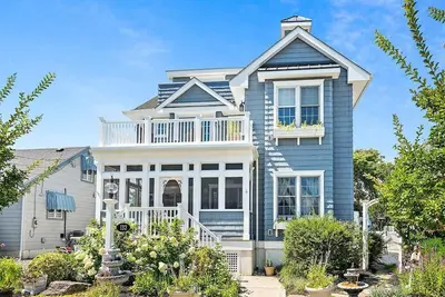 Image de Beautiful Avalon home with 6 bedrooms and 4. 5 baths