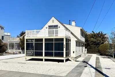 Image de Adorable 5 bedroom just One Block to the beach!