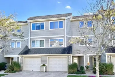 Image de 3 bed townhouse w\/Pool Access in Cornell Harbor