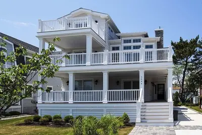 Image de Awesome home in Avalon with 6 Bedrooms and WiFi
