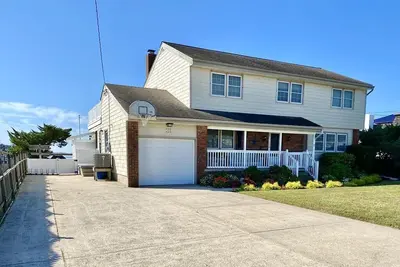 Image de 6 Bedroom 4 Full Bath Bayfront home!