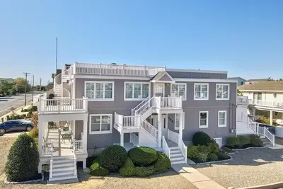 Image de Lovely unit with ocean views from top deck!