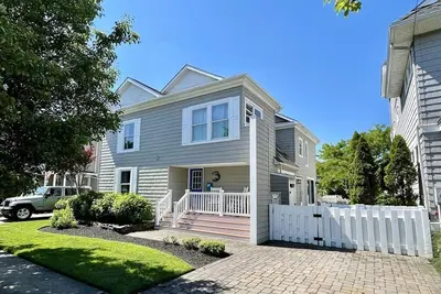 Image de This 6-bedroom, 3-full bath home is located just 1. 5 blocks to the beach!