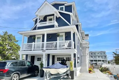 Image de Second floor condominium on the bay