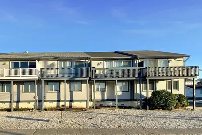 Image de Spacious townhome with wetland views