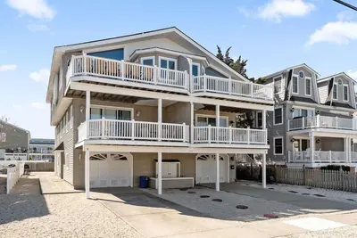 Image de Attractive townhome featuring 5 bedrooms, 3 full baths.