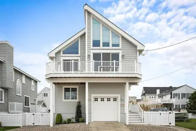 Image de Stunning home in Avalon with 4 Bedrooms and WiFi