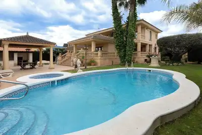 Image de Rumoholidays - Villa de luxe avec piscine, terrasse et Wi-Fi. Animaux admis