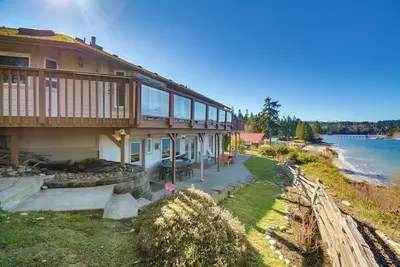 Image de Waterfront Pnw Escape w/ Deck & Beach Access!