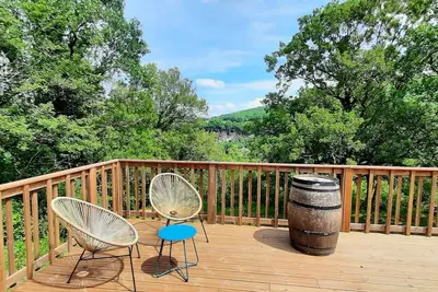 Image de Maison en bois avec terrasse sur pilotis et superbe vue