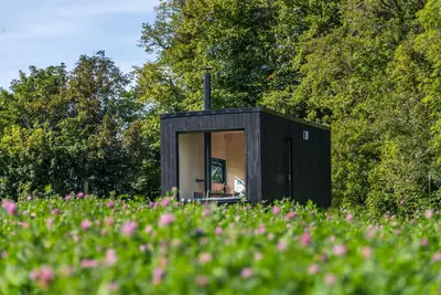 Image de Off-Grid Eco Cabin Nestled in Nature ft Warm Wood Fire
