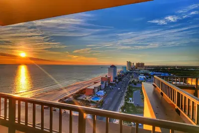 Image de 🌴Prime Location Beach Resort, Fireplace  Heated pool, Free Parking!