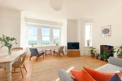 Image de Beautiful beachfront apartment with amazing uninterrupted sea views!