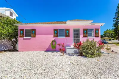 Image de Pink Flamingo | Dunedin Vacation Rental