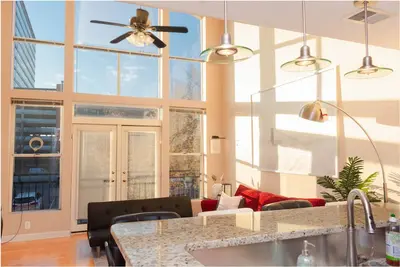 Image de One Bedroom Hideaway w/ free parking steps to Downtown