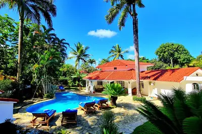 Image de Exclusive Luxury Getaway: 6 Brm Tropical Villa, Just 5 Minutes from Beaches