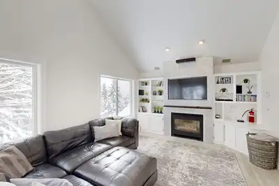 Image de Schweitzer Mountain home w/ valley & mountain views, fast WiFi, & fireplace