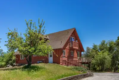 Image de Hillside home w/large private outdoor pool, gas grill, wood fireplace, & W/D