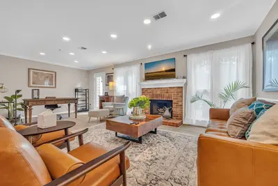 Image de Modern 2br Near Braves & The Battery