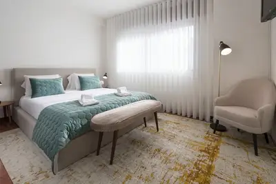 Image de Newly Decorated 2br Flat w/ Parking by LovelyStay