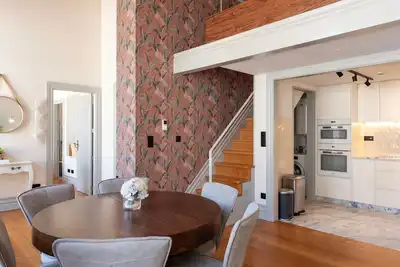 Image de Luxurious Duplex with Unique View by LovelyStay