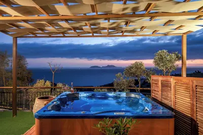 Image de Lotzetta Giannios Suite with Hot Tub by Estia