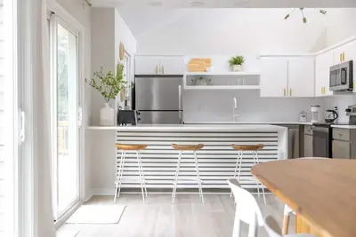 Image de Serene home with all the comforts of a fully designed space- 3 🛏/2 🛁 House