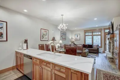 Image de Luxury 1-Bedroom Ski-In Out Condo with Slopeside Heated Pool, No cleaning Fee by RedAwning