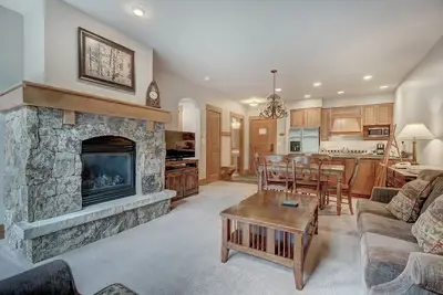 Image de Luxurious 1 Br in River Run Village with Ski in ski out, Kids Ski Free, No cleaning fees by RedAwning