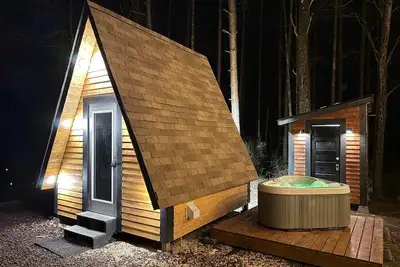 Image de Glamp in this Cozy Tiny A-Frame Cabin: Electricity, Heating, Ac, Wi-Fi & Hot Tub