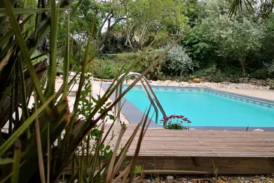 Image de Maison dans son jardin sauvage