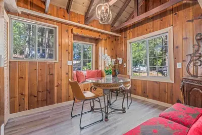 Image de Cheerful 4-bedroom cabin with indoor fireplace