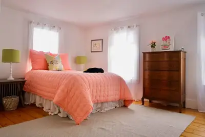 Image de Charming cottage in Norman Rockwell's Stockbridge with two decks!