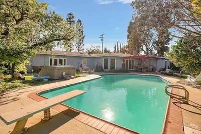 Image de Family & Pet Friendly Oasis w/Large Pool, Premium Hot Tub, Putting Green, &More!