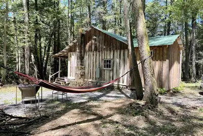 Creekside Log Cabin w/firepit, near quaint towns Thomas/Davis & many state parks