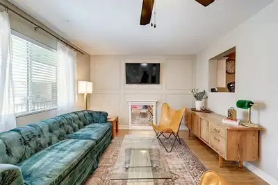 Image de Central & Chic Condo: Sleeps 5