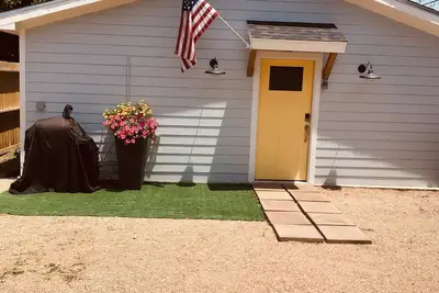 Image de Hidden Gem \"Yellow Door Cabana\"